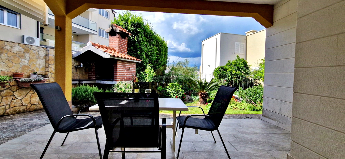 Apartmajska hiša v Okrugu Gornjem/Čiovo, drugi niz od morja - 5 apartmajev